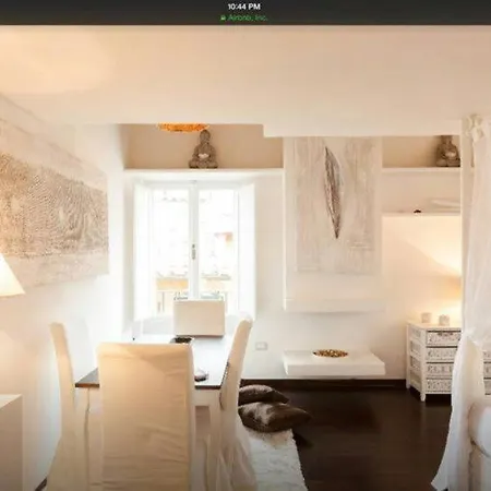 Piazza Navona White Apartment