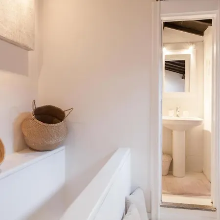 Piazza Navona White Apartment Rom